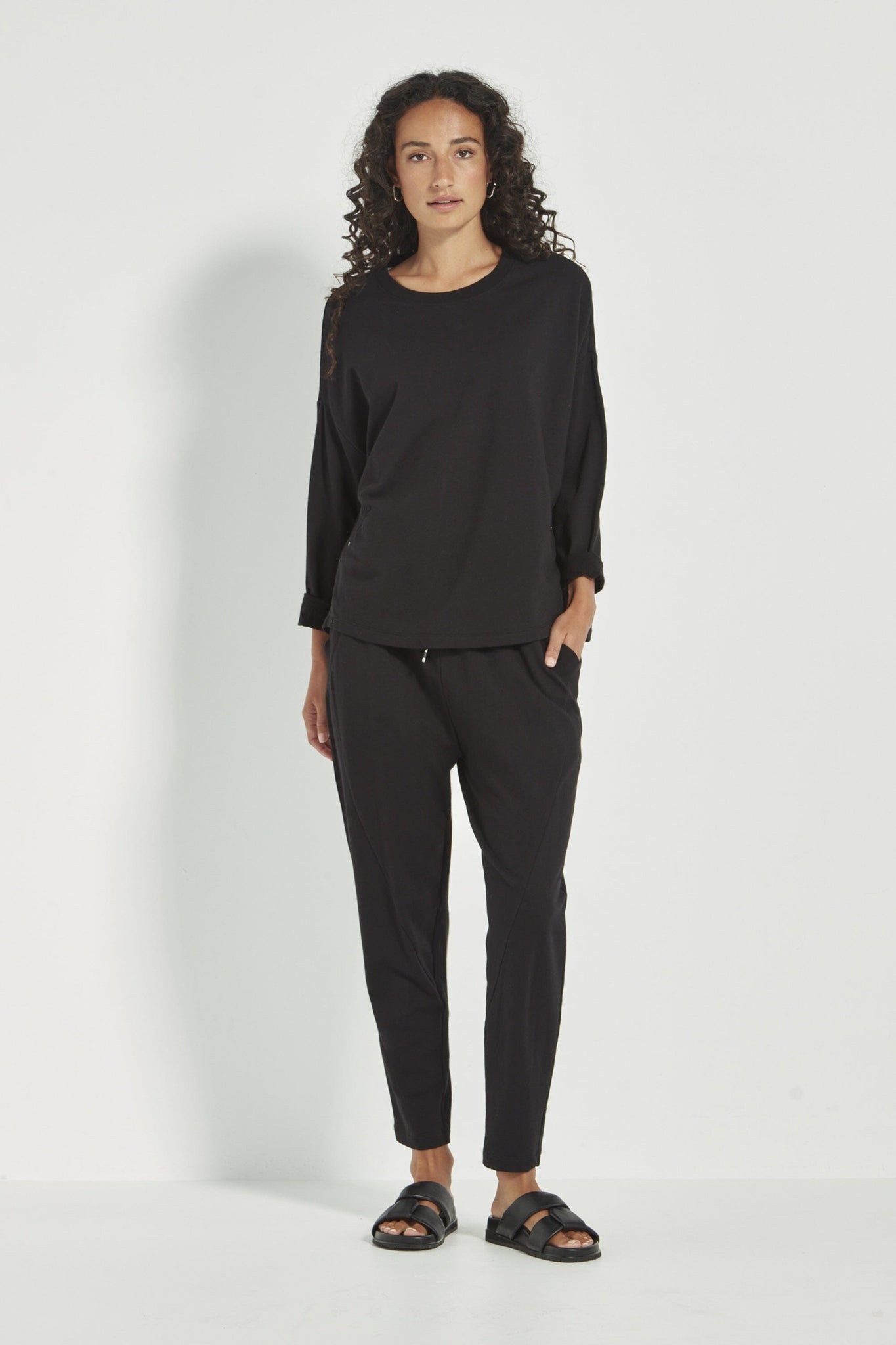 DOWNTOWN SWEATER - BLACK